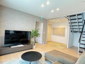 Μια τηλεόραση ή/και κέντρο ψυχαγωγίας στο Akikawa Mashiki 3