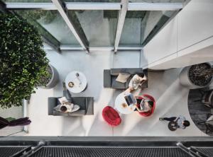 een woonkamer met tafels en stoelen bij Ningbo Wanda Moments Hotel in Ningbo