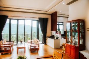 Una sala de estar con un gato sentado en una mesa. en Villa Hồng Phúc, en Ấp Thiện Lập