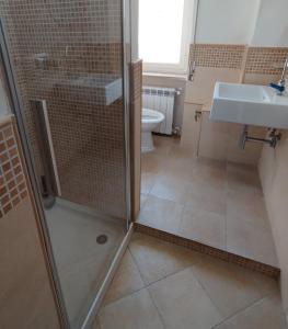 プラーイア・ア・マーレにあるMira Beachのシャワー、トイレ、洗面台を備えたバスルーム +15枚の写真