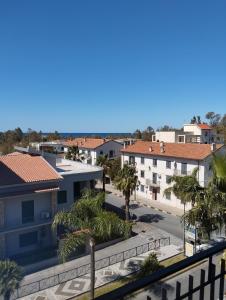 プラーイア・ア・マーレにあるMira Beachのヤシの木と建物のある街の景色