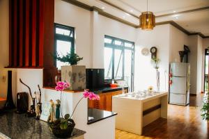 una cocina con refrigerador y encimera en Villa Hồng Phúc, en Ấp Thiện Lập
