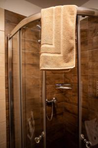 una ducha con una toalla encima en Pod Břesteckou skalou, en Břestek 52 fotos más