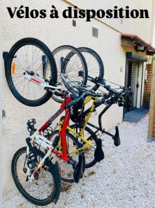 er staat een fiets naast een gebouw bij Appart'Hotel au Pradet in Le Pradet