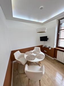 un salon avec une table et des chaises dans l'établissement Le Domaine Gabriel 3 Suites privées, à Mulhouse