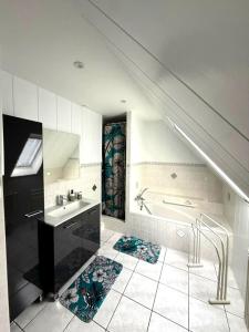 a bathroom with a sink and a bath tub at Proche Europa-Park & Marchés de Noël - 6 pers in Rhinau