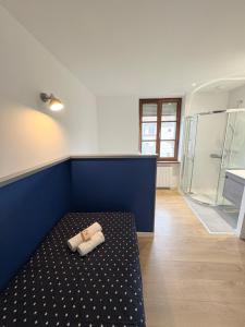 une chambre avec un lit avec deux serviettes dessus dans l'établissement Le Domaine Gabriel 3 Suites privées, à Mulhouse