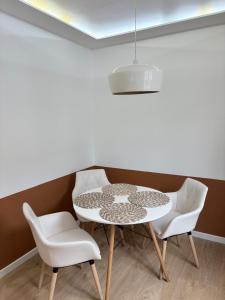 une salle à manger avec une table et deux chaises dans l'établissement Le Domaine Gabriel 3 Suites privées, à Mulhouse 24 autres photos