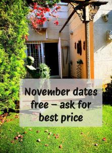 una casa con un cartel delante de un patio en Casa Micho, en Tomares