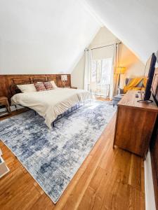 a bedroom with a bed and a large rug at Moki Pines Chalet - Stylish Stay Among the Pines in Flagstaff