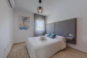 Postel nebo postele na pokoji v ubytování AlmeriaSuite Palm Beach II + 27 fotografií