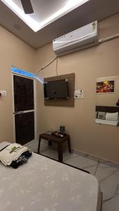 TV a/nebo společenská místnost v ubytování Jhankar home stay