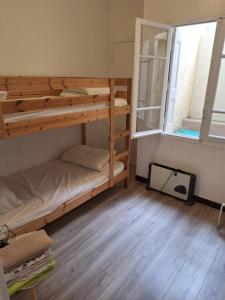 ein Zimmer mit zwei Etagenbetten und einem Fenster in der Unterkunft Appartement Argeles sur Mer F3 45m wifi in Argelès-sur-Mer