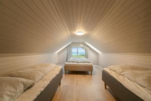 zwei Betten in einem Zimmer mit Fenster in der Unterkunft Holiday Home With Sea View Near Hesselager in Hesselager