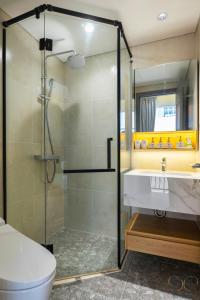 フーコックにあるHD Hotel Sunset Townのシャワーと洗面台付きのバスルーム +63枚の写真