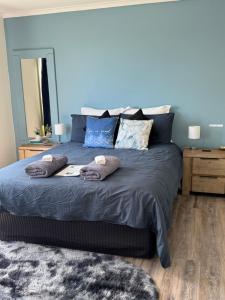 Postel nebo postele na pokoji v ubytování Views of the Tamar River