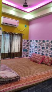 Postel nebo postele na pokoji v ubytování New SRI GURU BHAVAN