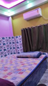 Postel nebo postele na pokoji v ubytování New SRI GURU BHAVAN