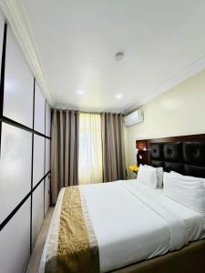 Кровать или кровати в номере Golden Tulip Hotel- Evergreen Port Harcourt