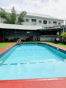 Бассейн в Golden Tulip Hotel- Evergreen Port Harcourt или поблизости