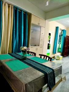 Afbeelding uit fotogalerij van Rooftop Inn in Guwahati