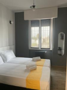 a bedroom with a bed with two towels on it at Foresteria Alcatraz in Arluno