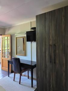 TV a/nebo společenská místnost v ubytování Two Bells Guest House