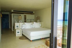 プラヤ・ミジョーンにあるHannah Formenteraの白いベッドと白い枕のある寝室