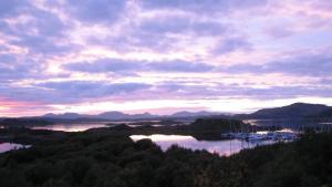 Blick auf einen See mit Booten im Wasser in der Unterkunft Craobh Haven Cottages in Craobh Haven