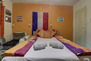 een groot bed in een kamer met een vlag bij Vila Mala Evropa in Leskovac