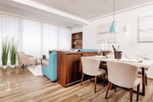 沃尔特湖畔韦尔登Boutiquehotel Wörthersee - Serviced Apartments的厨房兼餐厅，配有桌椅