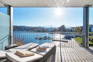 沃尔特湖畔韦尔登Boutiquehotel Wörthersee - Serviced Apartments的可欣赏水景的阳台