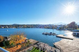 沃尔特湖畔韦尔登Boutiquehotel Wörthersee - Serviced Apartments的港口景色，水里停着小船