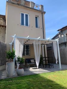 ルッカにあるPiccola Dimora B&Bの家の前の白い柿