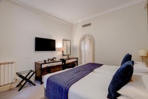 TV a/nebo společenská místnost v ubytování Sunday Box Hill Burford Bridge Hotel