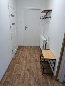 une pièce vide avec un panier de basket et une porte dans l'établissement Pociechówka apartament, à Tylicz