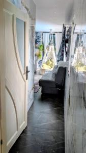 a room with a bedroom with a bed and a door at Zajazd u George'a in Ziębice