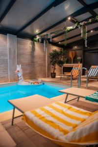 Swimmingpoolen hos eller tæt på So'Lodge Spa & Piscine