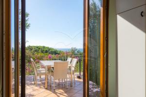 Balkón nebo terasa v ubytování Casa Pavel a Colle di Lido - Goelba + 24 fotografií