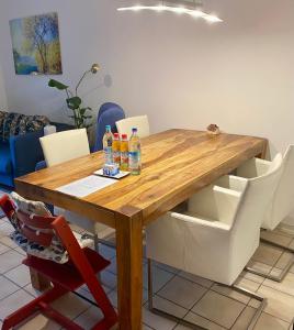a dining room table with bottles of water on it at 2 Zimmer Ferienwohnung mit Terrasse fußläufig zu S-Bahn nach München und See in Wörthsee