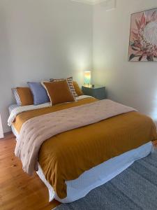a bedroom with a large bed in a room at Birchmoore Studio in Penola +22 photos
