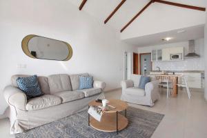 een woonkamer met een bank en een tafel bij Los Morros in Punta de Mujeres