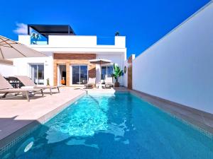 une piscine devant une maison dans l'établissement Casa de Colonia San Javier - 6910, à Los Buenos