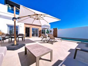 - une terrasse avec une table et un parasol à côté de la piscine dans l'établissement Casa de Colonia San Javier - 6910, à Los Buenos