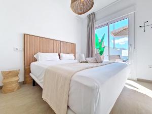 une chambre avec un grand lit et une grande fenêtre dans l'établissement Casa de Colonia San Javier - 6910, à Los Buenos 37 autres photos