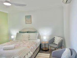 Postel nebo postele na pokoji v ubytování Mollymook Ocean View Motel Rewards Longer Stays -over 18s Only + 38 fotografií