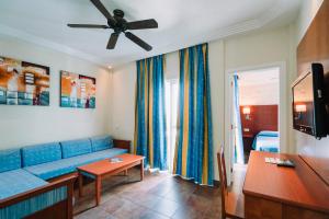 Μια τηλεόραση ή/και κέντρο ψυχαγωγίας στο Park Club Europe - All Inclusive Resort