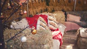 een groep hooibalen met ornamenten erop bij Jinglu Lanshan Inn in Fuchunjiang