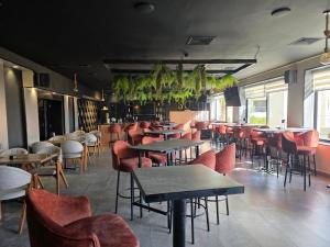 Un restaurante con mesas y sillas en una sala. en Amman West Luxury Hotel By Azar, en Amán