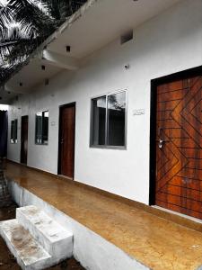 Cette chambre dispose de portes en bois et de parquet. dans l'établissement Secret Paradise, à Gokarna